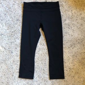 Lululemon Inspire Crop in Black Size 6